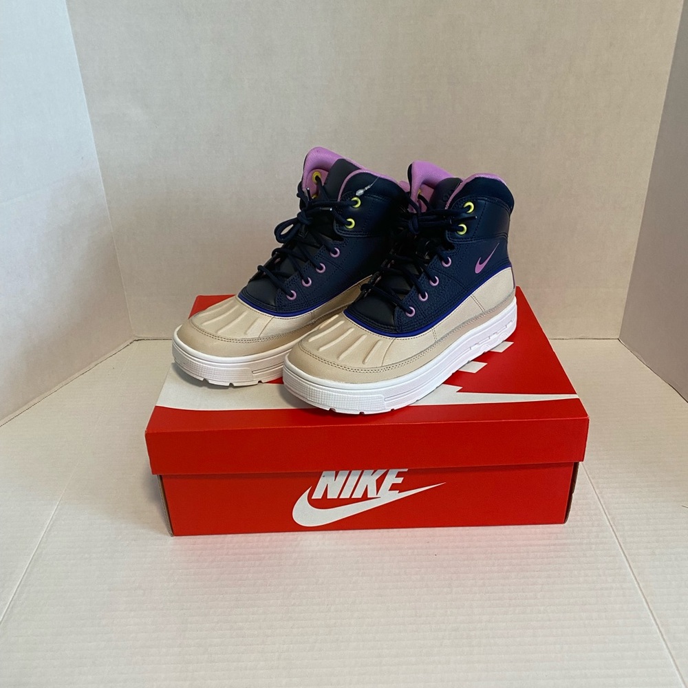 Nike Woodside 2 High ACG Sanddrift/Fuchsia/Sable Boots. NEW.  Size 4.5Y
